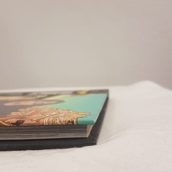 DC Wonder Woman Comics: Earth One Volume 1 - Picture 6 of 6